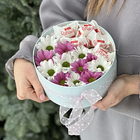 Коробочка Розовое и белое с хризантемой и Raffaello