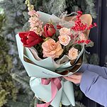 Букет Рябиновые Бусы из маттиолы, амариллиса, стифы, розы капучино и илекса