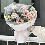 Букет Розовый перламутр из гербер, скиммии, оксипеталума, нобилиса, эустомы и диантуса