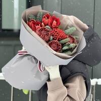 Букет Дух Леса из амарилиссов, хризантемы сорта бигуди, нобилиса и брунии