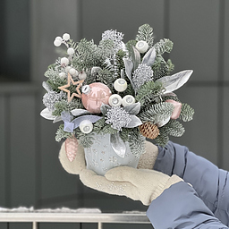 Композиция Зимнее Серебро из нобилиса, декора и скимии