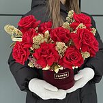 Бархатная коробка Люкс Золото из красных роз и скимии