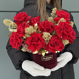 Бархатная коробка Люкс Золото из красных роз и скимии