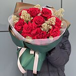 Букет Люкс из красных роз и скимии