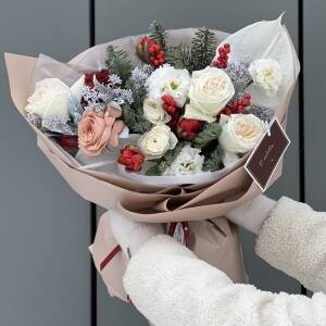 Букет Вдохновение из антуриума, тюльпанов, эустомы, ранункулюсов, скимии и нобилиса