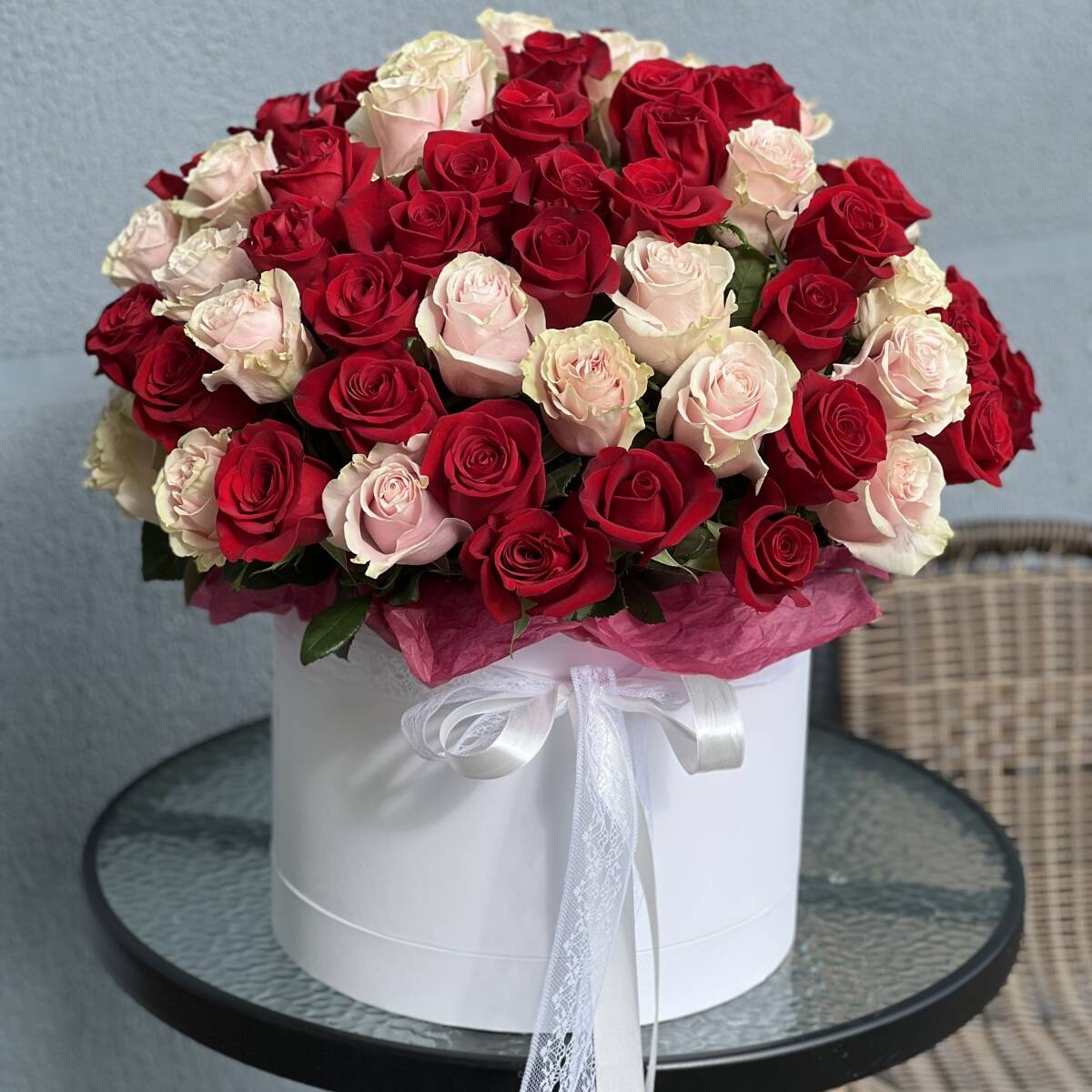 Коробка Фридом из красных и розовых роз