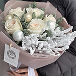 Букет Зимний уют из роз сорта охара, нобилиса, веточек в снегу и декора