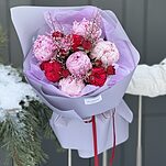 Букет Сладкие Мечты из пионов, розы сорта рэд пиано и генисты