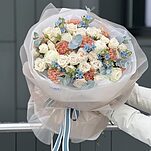 Букет Нежность Моря из оксипеталума, роз сорта охара, роял порцелина, диантуса и эвкалипта