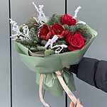 Букет Аромат Праздника из амариллиса, красных роз, илекса и нобилиса