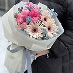 Букет Магия Зимы из скиммии, гербер и кустовой пионовидной розы