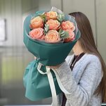 Букет из 7 роз сорта кахала и эвкалипта