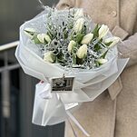 Букет Подснежник M из белых тюльпанов и аспарагуса