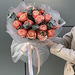 Букет из 15 роз сорта кахала и эвкалипта