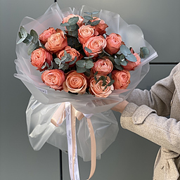 Букет из 15 роз сорта кахала и эвкалипта