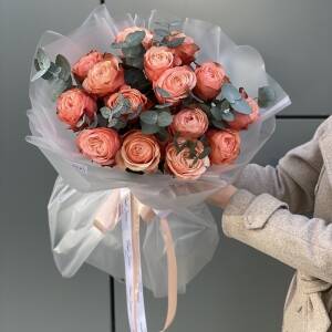 Букет из 15 роз сорта кахала и эвкалипта