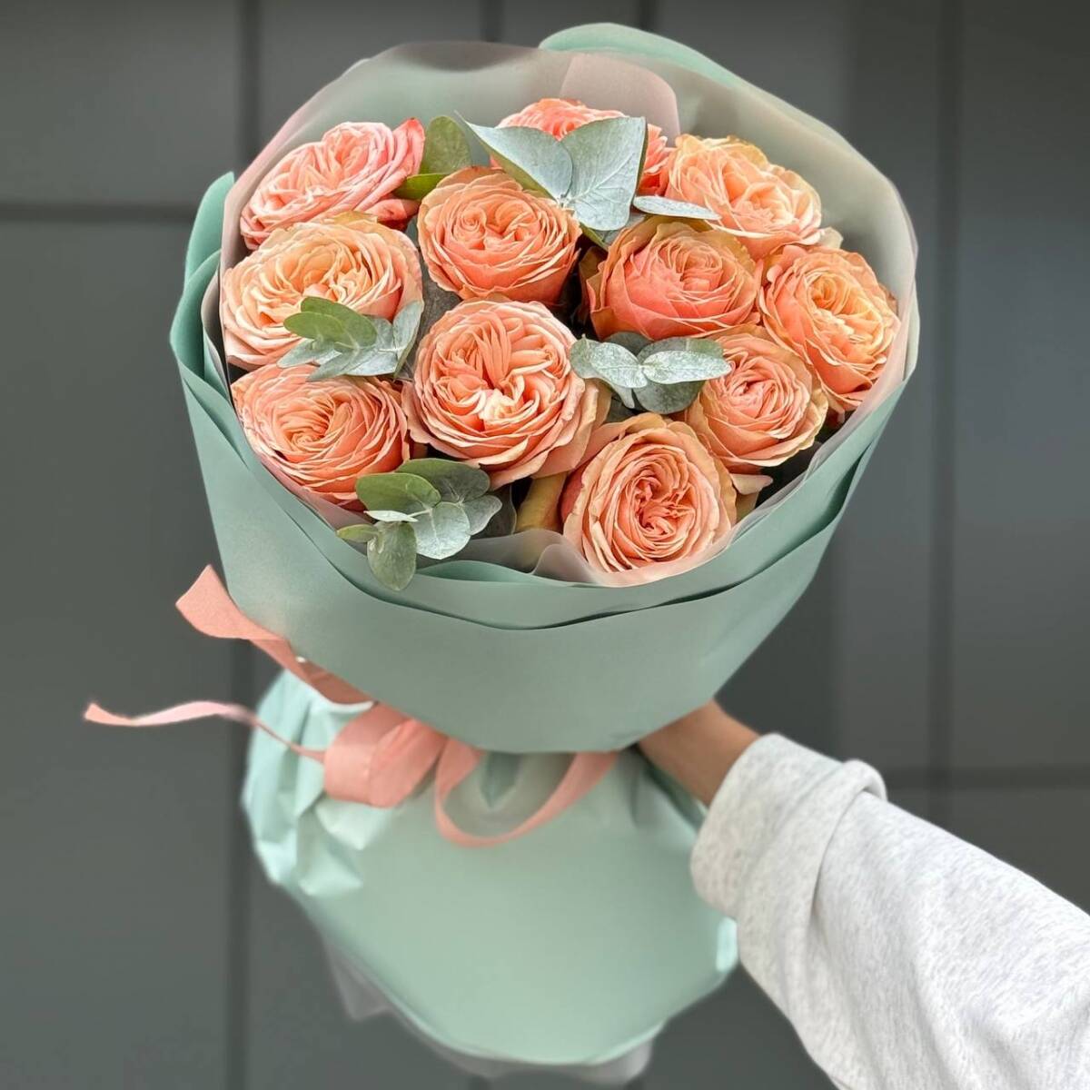 Букет из 11 роз сорта кахала и эвкалипта