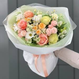 Букет Пробуждение из роз сорта кахала, танацетума, альстромерии, диантуса, эустомы, рускуса и зелени