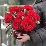 Бархатная коробка Люкс из 11 красных роз, эвкалипта и скиммии