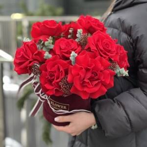 Бархатная коробка Люкс из 11 красных роз, эвкалипта и скиммии