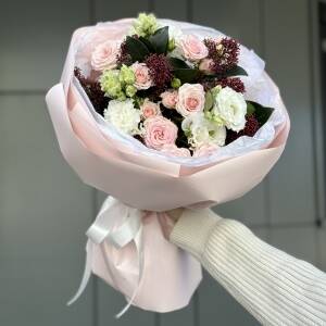 Букет Анкона из розы сорта аэробик, эустомы и скиммии