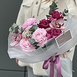 Букет Французскоеое кружево из роз сорта аскот, ранункулюсов, озотамнуса, цимбидиума и эвкалипта