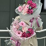 Букет Муза из роз сорта аскот, гербер, цимбидиума и эвкалипта