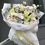 Букет Салерно из амариллисов, эустомы, диантуса, фрезии, роз сорта охара, кустовых роз и эвкалипта