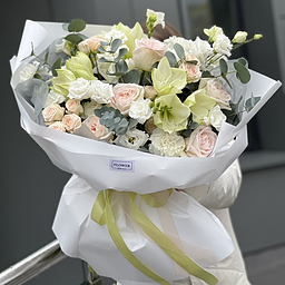 Букет Салерно из амариллисов, эустомы, диантуса, фрезии, роз сорта охара, кустовых роз и эвкалипта