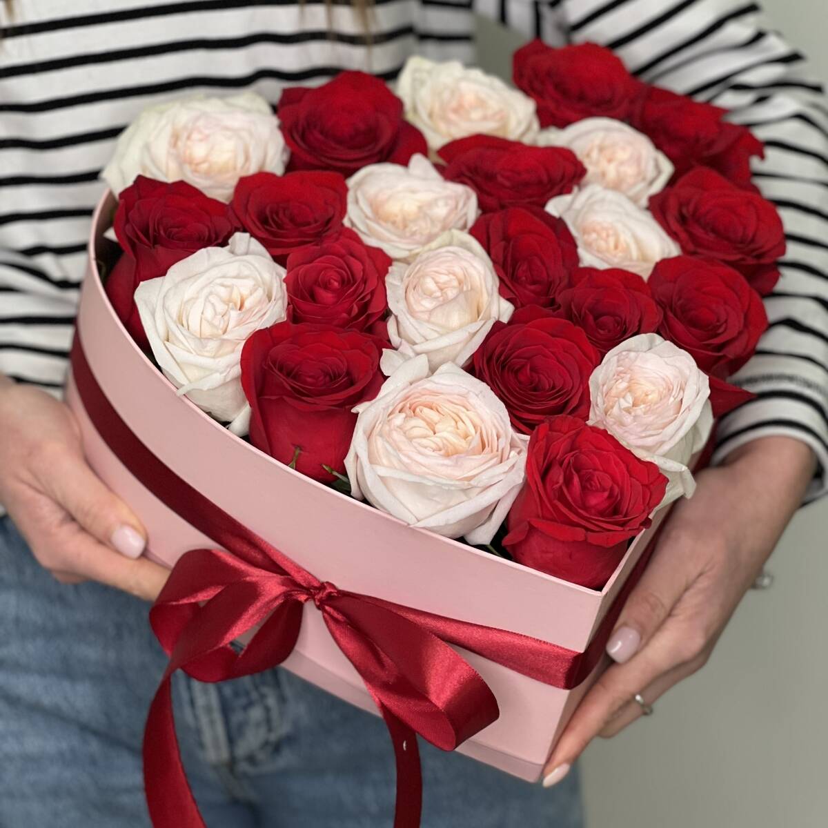 Коробка сердце Патриция из 23 белых и красных роз