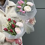 Букет Маленькое Счастье из ранункулюсов и тюльпанов