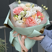 Букет Счастье S из эустомы, кустовых роз и розы сорта кахала