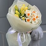 Букет Смайлик из желтых тюльпанов, нарциссов и танацетума