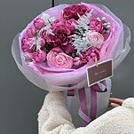 Букет Pink House из аспарагуса, ранункулюсов, брунии, тюльпанов, роз сорта мисти баблз и аскот
