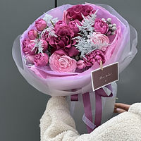 Букет Pink House из аспарагуса, ранункулюсов, брунии, тюльпанов, роз сорта мисти баблз и аскот