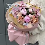 Букет Лион из пионов, аспарагуса, диантуса, роз сорта капучино и цимбидиума