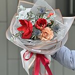 Букет От Всего Сердца из амариллиса, эрингиума, гиперикума, эвкалипта и розы капучино