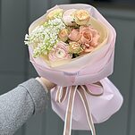 Букет Первый Поцелуй S из сирени, ранункулюсов, роз сорта капучино и диантуса
