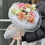 Букет Эйприл из роз сорта капучино, танацетума, эустомы, пионовидных кустовых роз и сирени