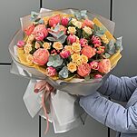 Букет Гавайи из роз сорта кахала, тринити, гиперикума, тюльпанов колумбус и эвкалипта