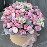 Коробка Вместо 1000 слов из пионов, ранункулюсов, сирени, кустовых пионовидных роз, эустомы и эвкалипта