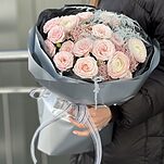 Букет Роскошь серебра из ранункулюсов, кустовых роз, озотамнуса и аспарагуса