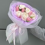 Букет Мгновения Весны из ранункулюсов и тюльпанов