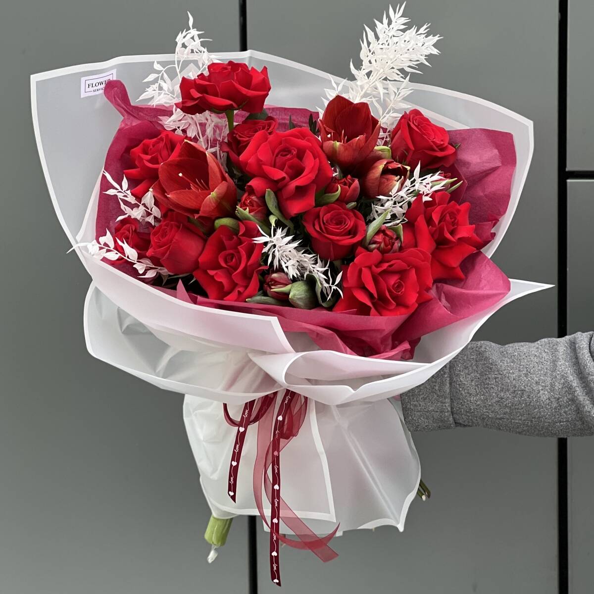 Букет Сила Любви из амариллиса, тюльпанов, красных роз и рускуса