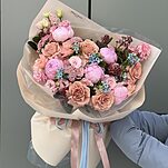 Букет Сладкая Жизнь из пионов, роз сорта капучино, скиммии, оксипеталума, эустомы, озотамнуса и диантуса