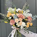 Букет Чарующая красота из тюльпанов, сирени, роз сорта капучино, тринити, трендсеттер, фрезии и эвкалипта