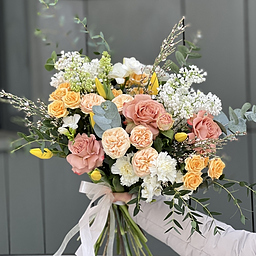 Букет Чарующая красота из тюльпанов, сирени, роз сорта капучино, тринити, трендсеттер, фрезии и эвкалипта