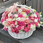 Корзина Семицветик из тюльпанов сорта колумбус, пионовидных кустовых роз, озотумнуса, диантуса, эустомы и эвкалипта