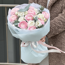 Букет Звездопад M из ранункулюсов, эустомы и эвкалипта