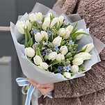Букет Калейдоскоп Весны M из белых тюльпанов и оксипеталума